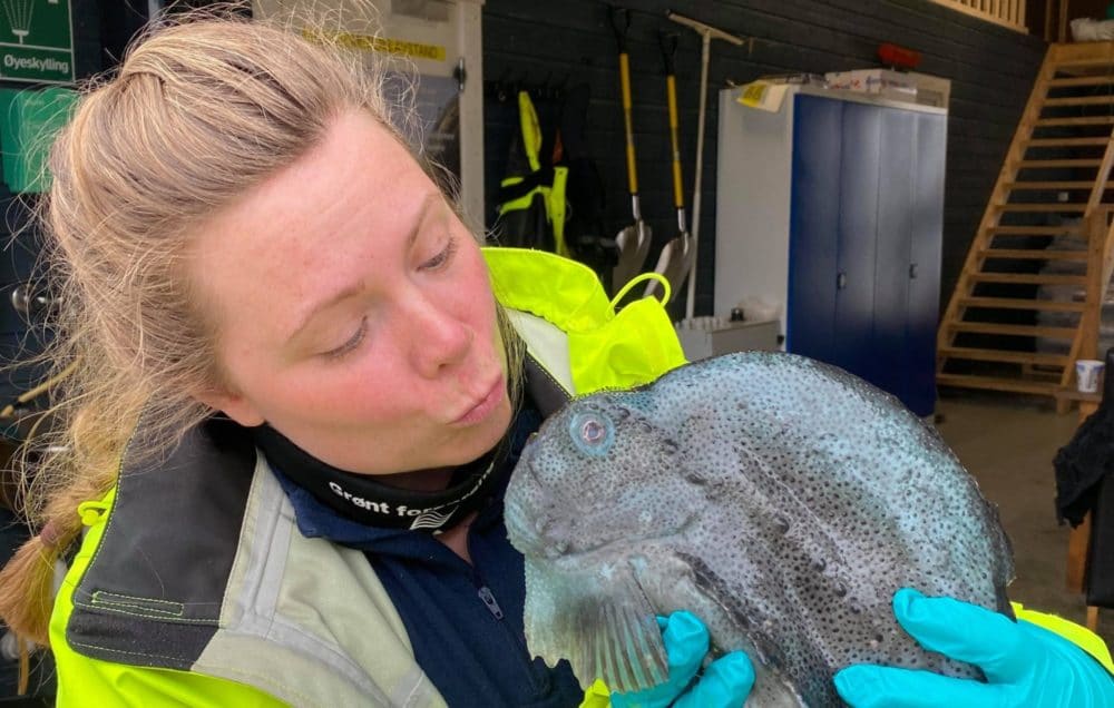 Bilde av student med fisk